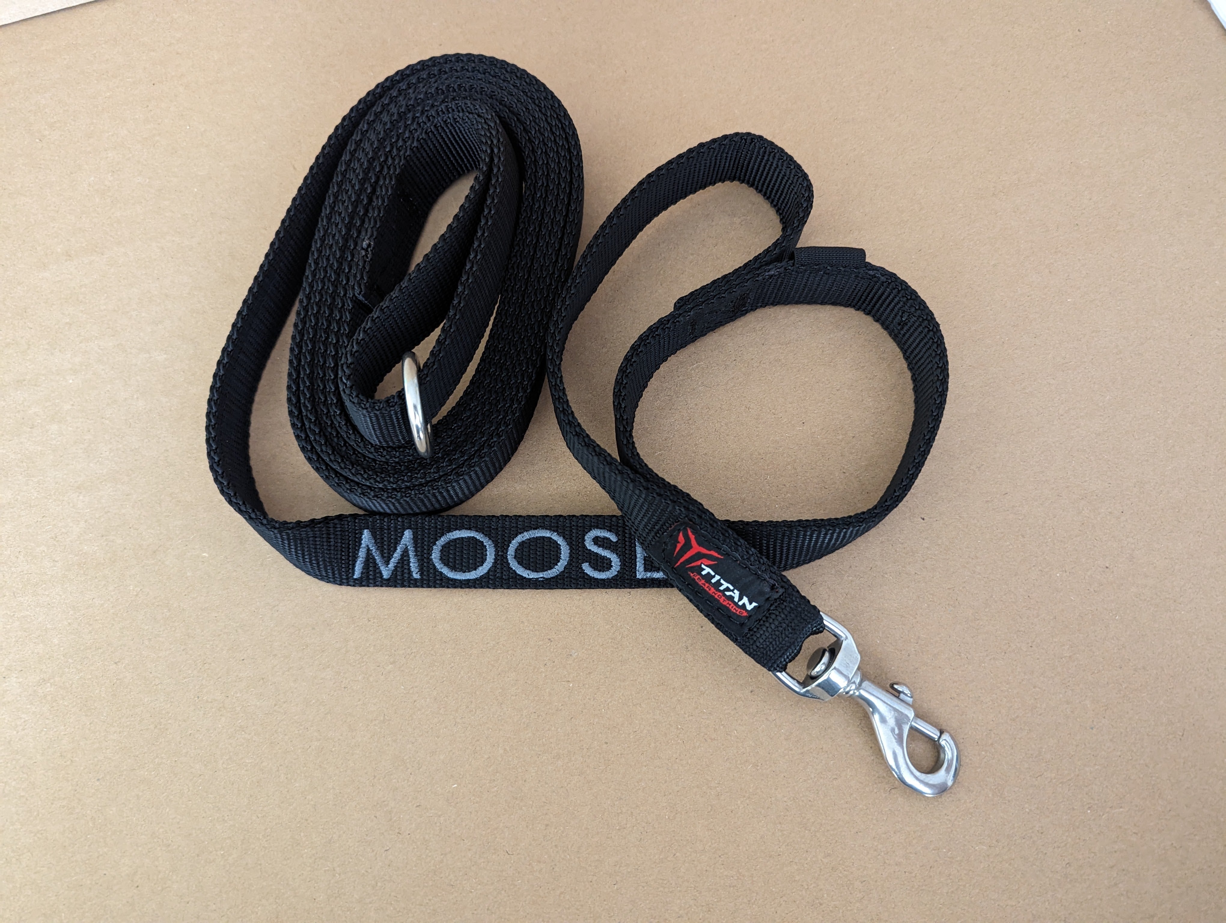 Double handle lead for working dogs shown in black, featuring two handles for enhanced control 